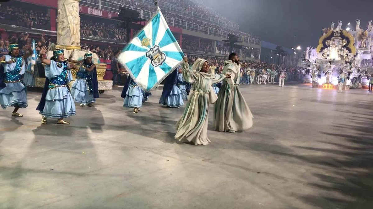 Porta-bandeira e mestra-sala da Vila Isabel trocam de roupa em plena Sapucaí