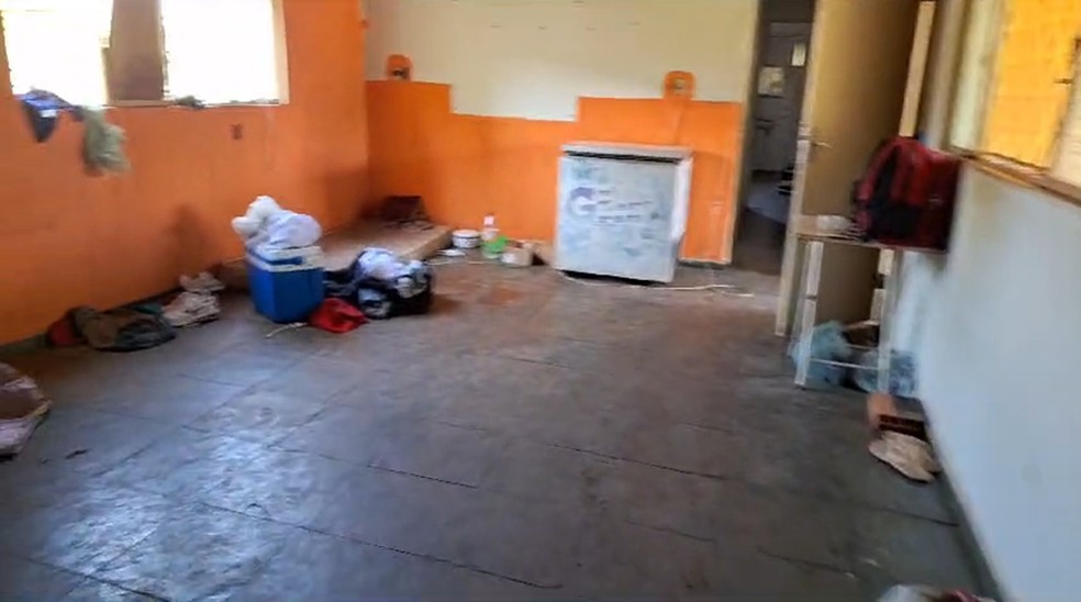 Trabalhadores são resgatados em situação análoga à escravidão em colheita de laranja em Ibiraci (MG) — Foto: Divulgação/PRF