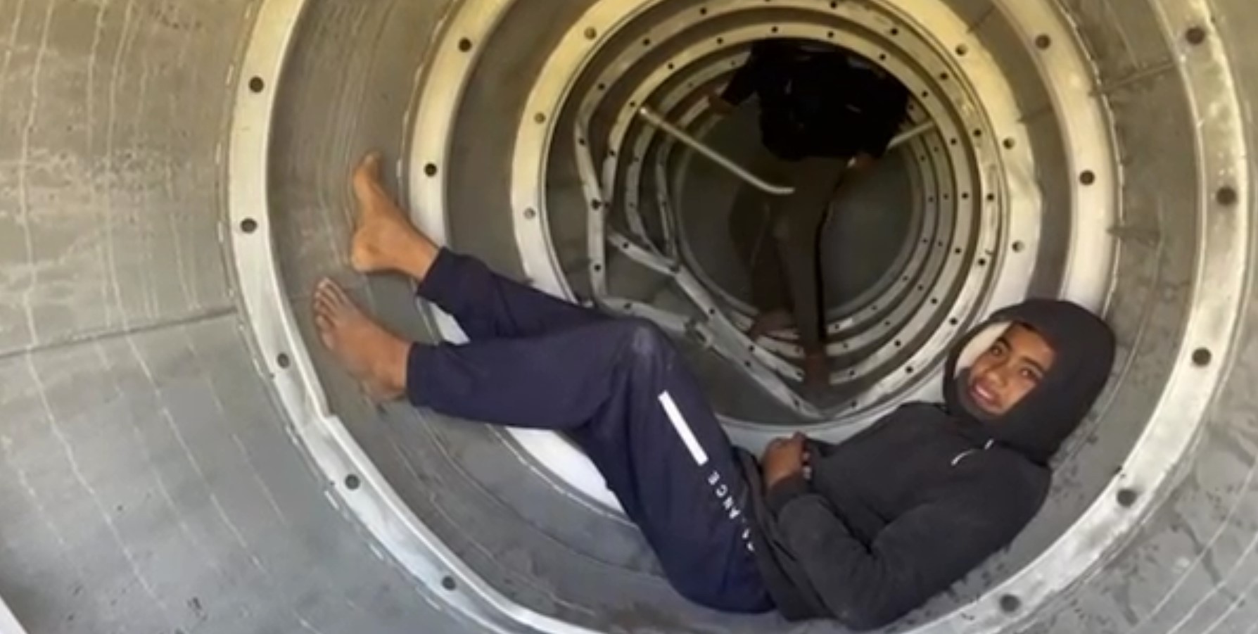 VÍDEO: adolescentes são vistos 'brincando' dentro de fragmento de míssel ao sul de Israel