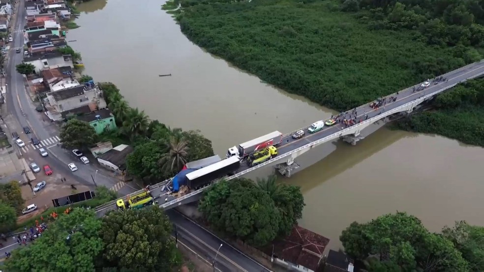 Acidente entre três carretas, carro e caminhão deixa morto e feridos na BR-101 em São Mateus, Espírito Santo — Foto: Reprodução/TV Gazeta