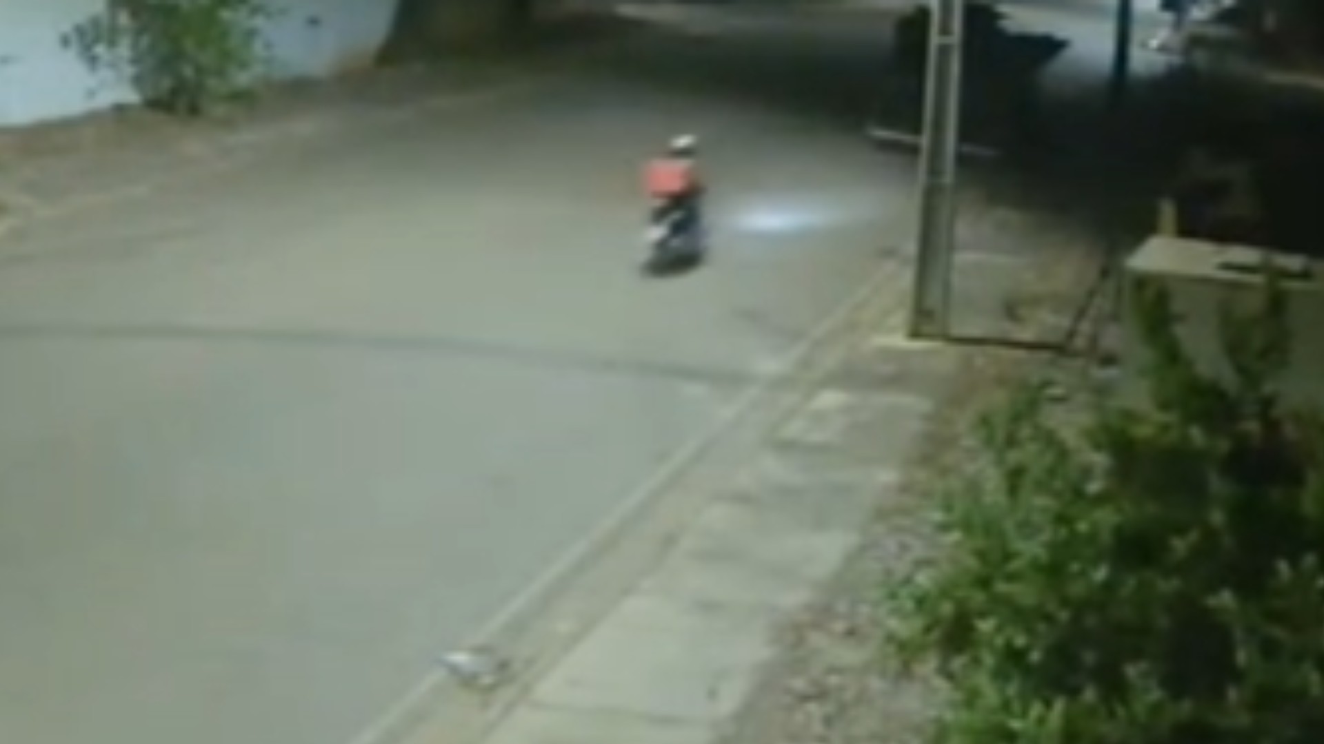 VÍDEO: jovem morre após bater moto contra carreta estacionada em MT