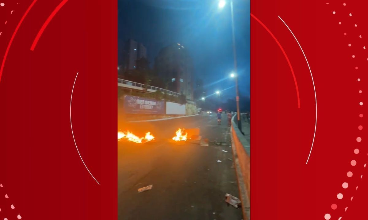 Protesto fecha trânsito na Avenida Contorno
