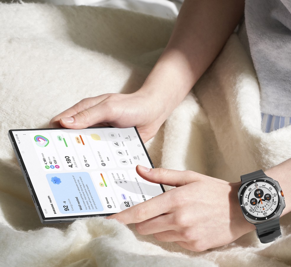 Galaxy Z Fold6 e Galaxy Watch Ultra — Foto: Samsung/Divulgação