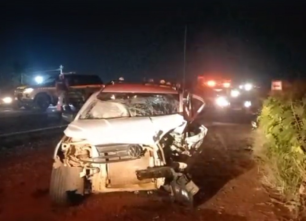Batida de frente deixa três pessoas feridas na MGC-452, em Uberlândia