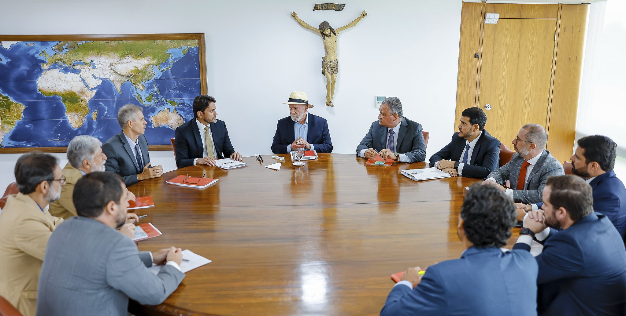 Aliados de Lula defendem aceno ao Centrão e novas trocas no ministério