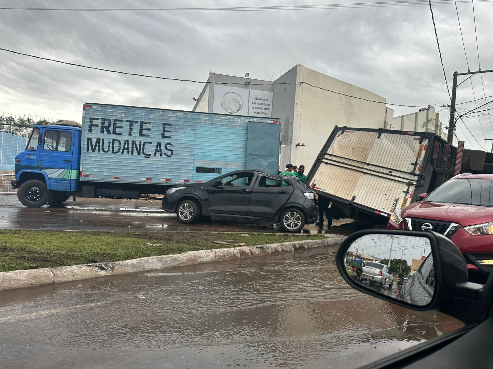 Caminhão tomba em cima de carro e deixa trânsito congestionado em Várzea Grande (MT)