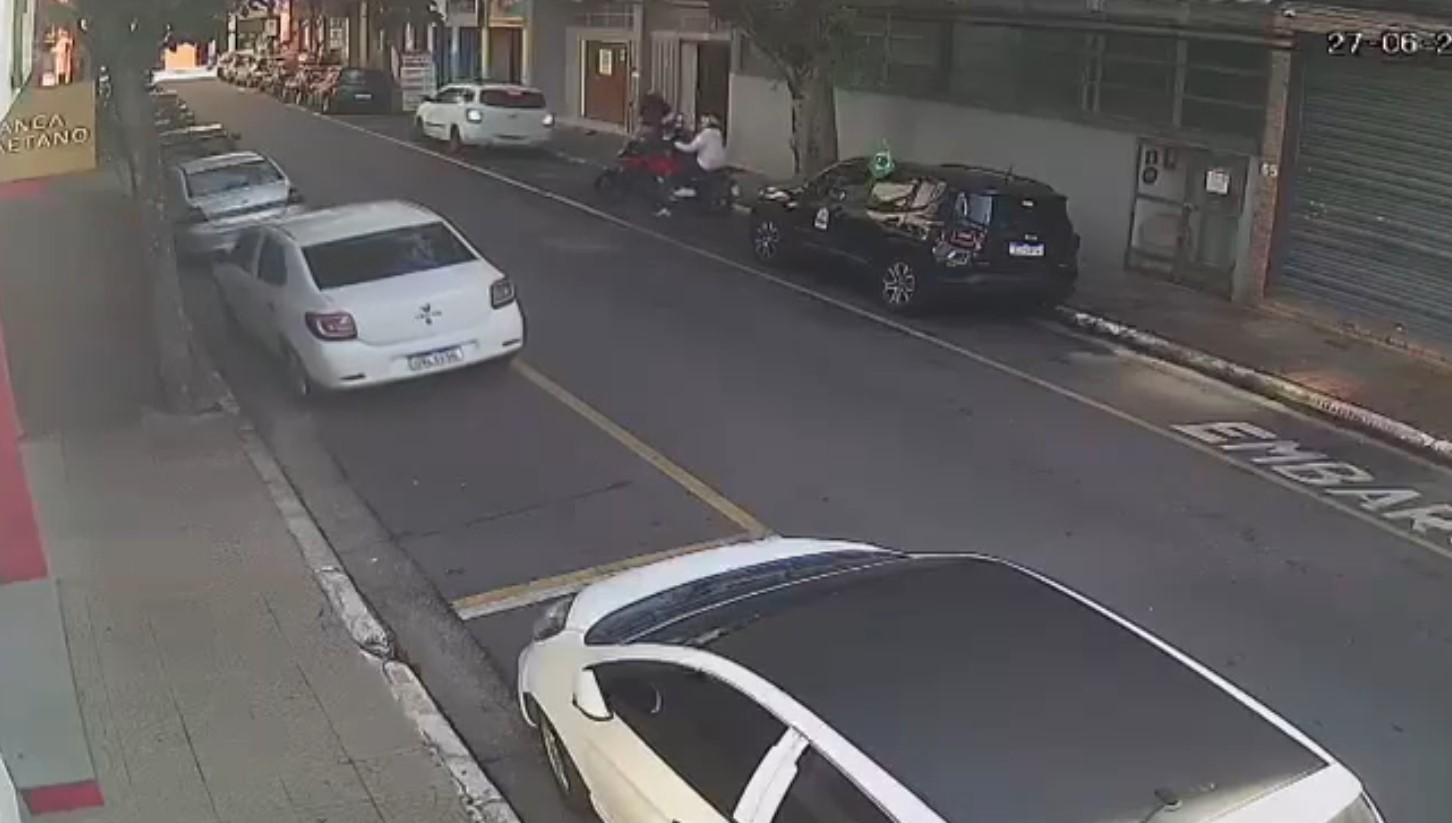 VÍDEO: câmera mostra dupla momentos antes de atirar em irmão de Eloá e indica que vítima era monitorada