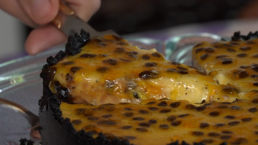 Fatia torta de chocolate com maracujá do Chef JPB — Foto: Foto: Reprodução TV Cabo Branco.