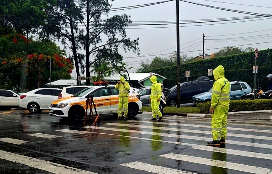 Campinas registra quedas de árvores, desmoronamento de muro e alagamento durante chuva