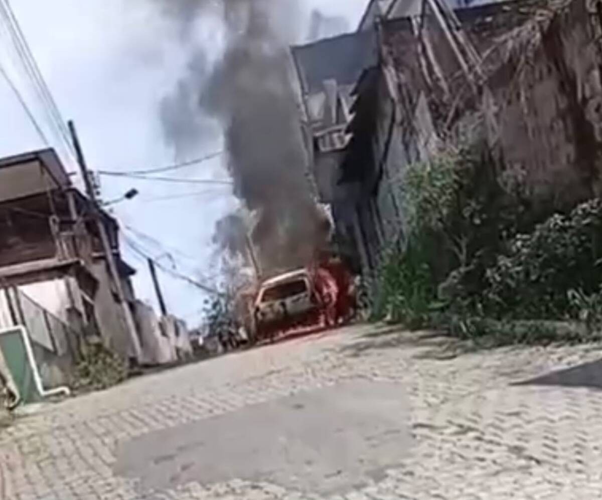 Corpo é encontrado em carro incendiado e alvejado em Barra Mansa