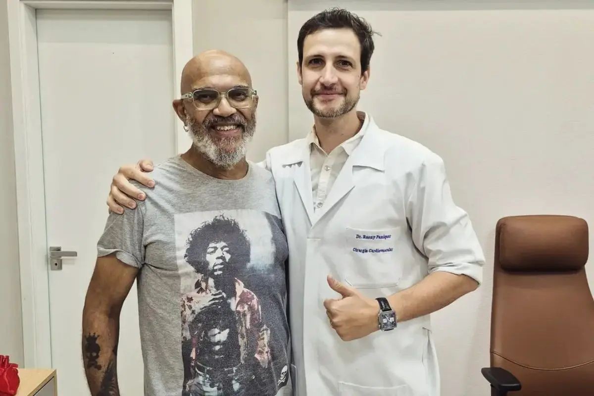 Clemente, da Plebe Rude e Inocentes, retorna para casa após cirurgia de emergência em MS