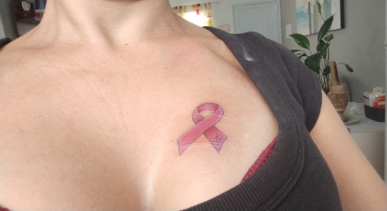Outubro Rosa: tatuadora cria projeto gratuito de reconstrução de aréolas para mulheres mastectomizadas 