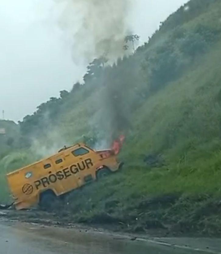 

Acidente com carro forte mata homem e deixa três feridos na Via Dutra, em Volta Redonda