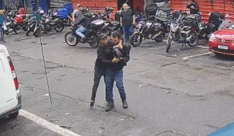VÍDEO: Homem toma tiro na cabeça em assalto na região da 25 de março, no centro de São Paulo