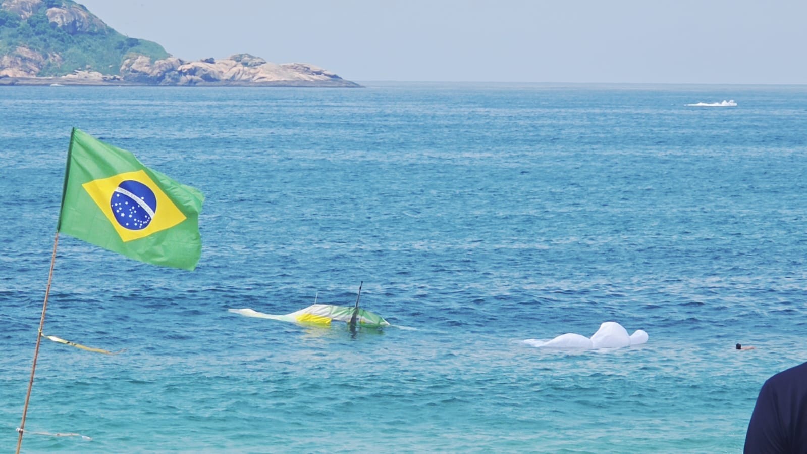 Asa-delta com 2 pessoas cai no mar em São Conrado