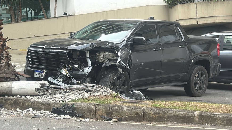 Lateral de carro ficou totalmente destruída após veículo bater em poste em Juiz de Fora — Foto: Nayara de Paula/TV Integração