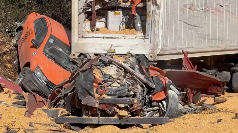 Acidente com três caminhões e táxi mata duas pessoas na BR-277, em Guarapuava