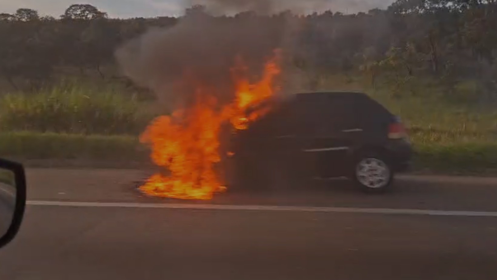 Carro pega fogo na Dutra e interdita parcialmente a via por quase 1h, em Caçapava