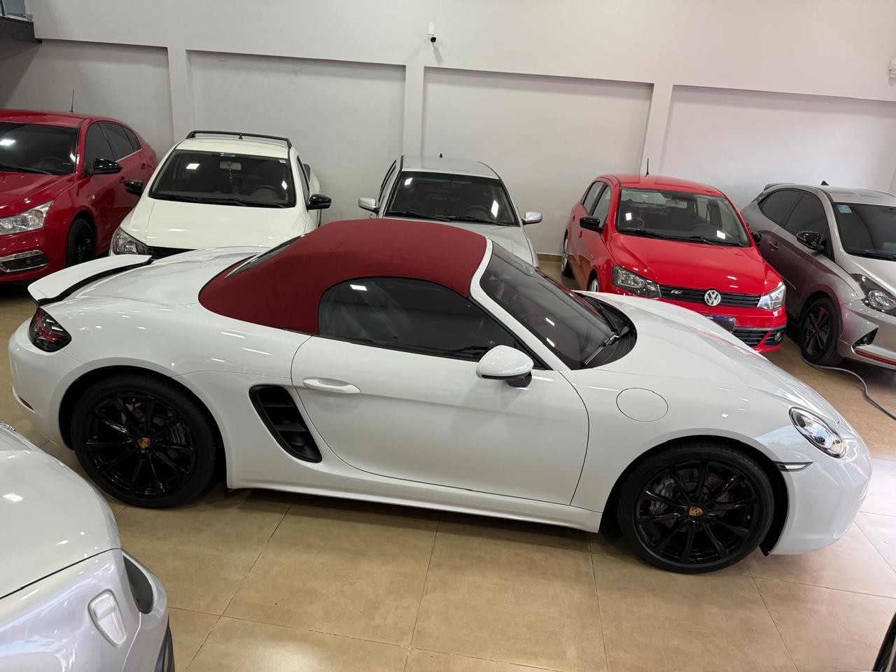 VÍDEO: Quadrilha invade casa três vezes e furta Porsche e Land Rover na mesma tarde em Uberlândia