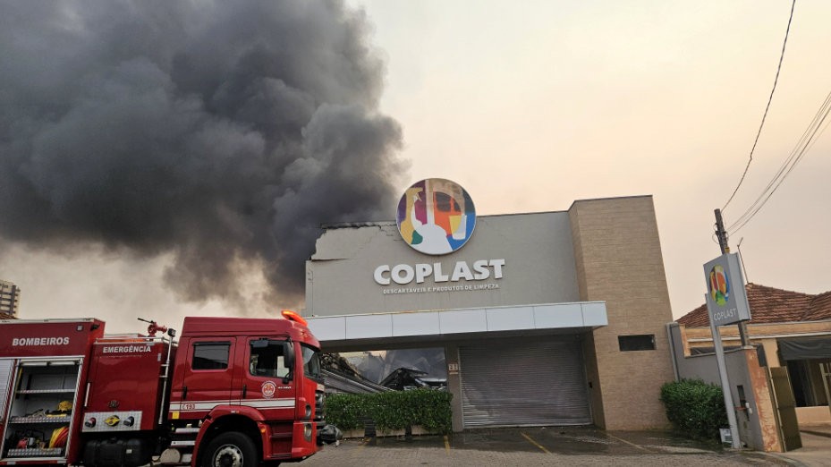 Incêndio em Araraquara destroi loja de descartáveis e produtos de limpeza 