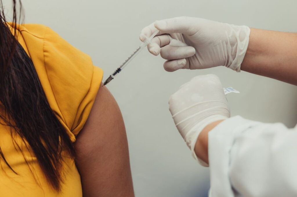 Seis cidades da Baixada Santista ampliam vacinação contra a gripe para todos os públicos; veja onde se vacinar