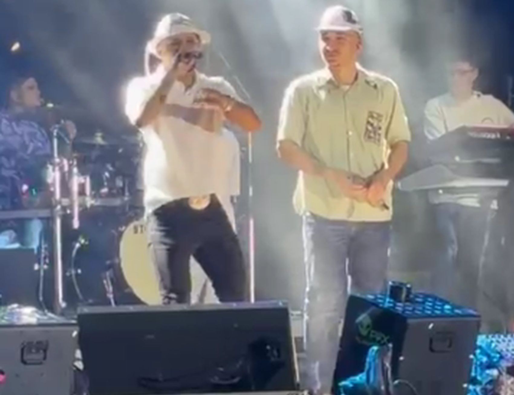 João Gomes chama artista sergipano para palco e é surpreendido com cordel durante show em Aracaju