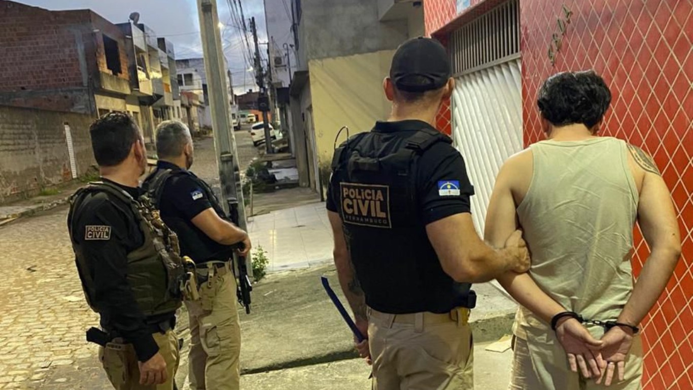 Operação cumpre 25 mandados de prisão em Caruaru