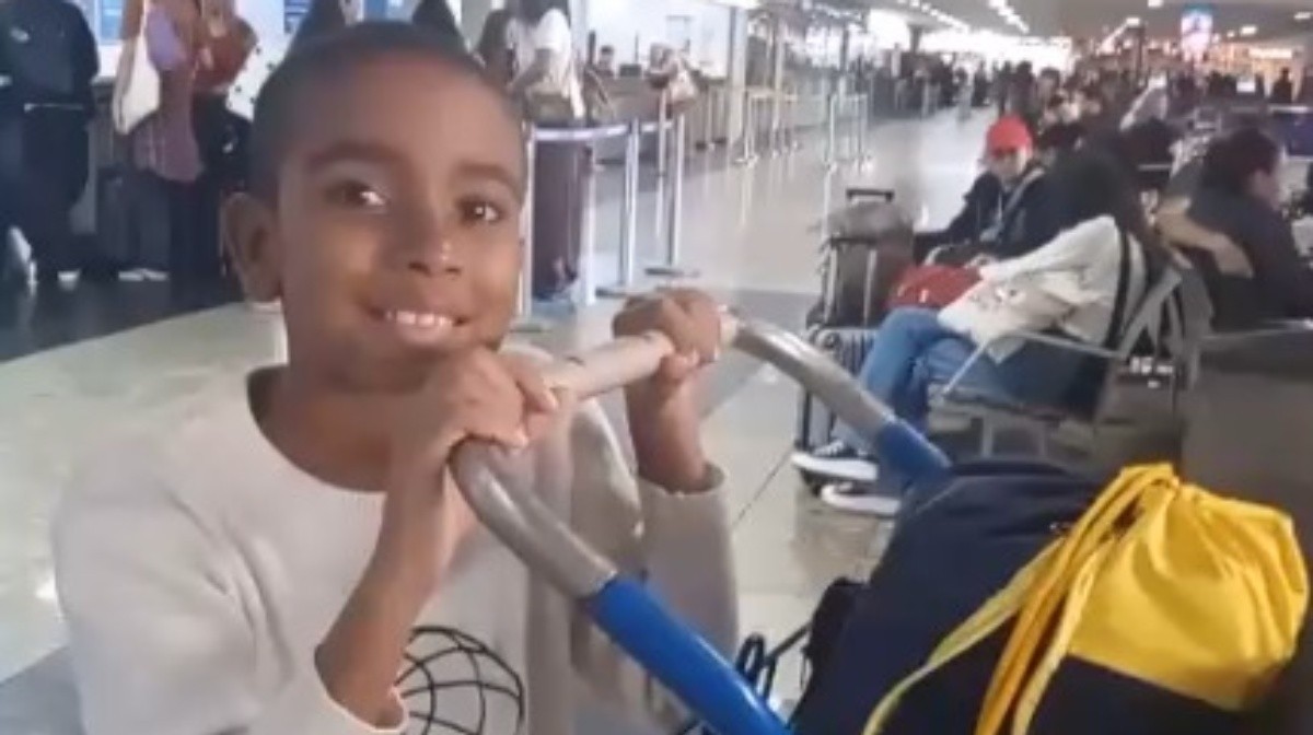 'Super Alvinho' deixa abrigo e volta à escola no RJ após solidariedade que arrecadou R$ 200 mil: 'Feliz'
