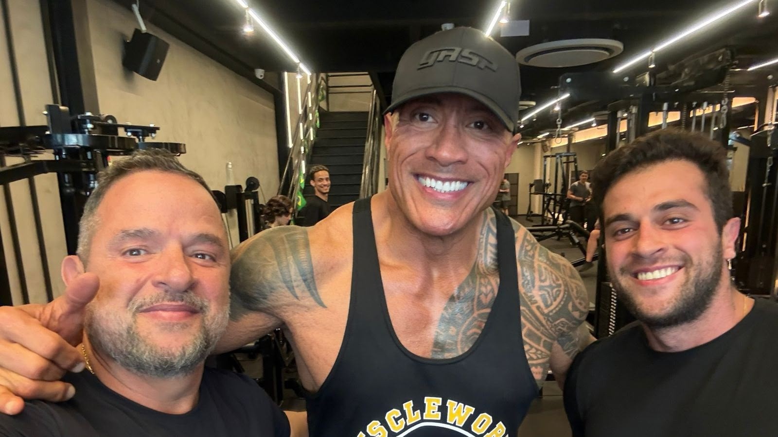 'The Rock' Dwayne Johnson treina em academia no Humaitá em passagem pelo Rio para divulgar 'Moana'; FOTO