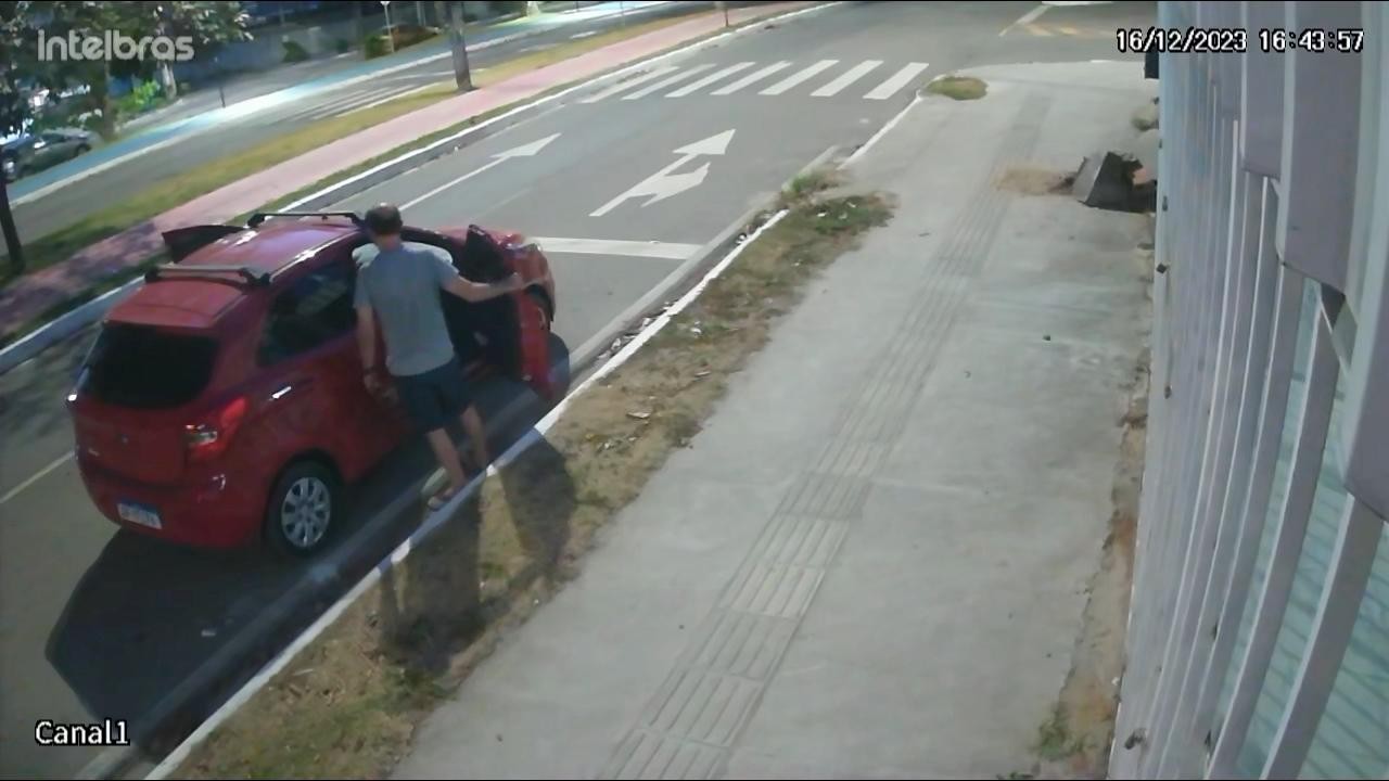 Homem é flagrado furtando cone de segurança na Zona Sul de João Pessoa; VÍDEO
