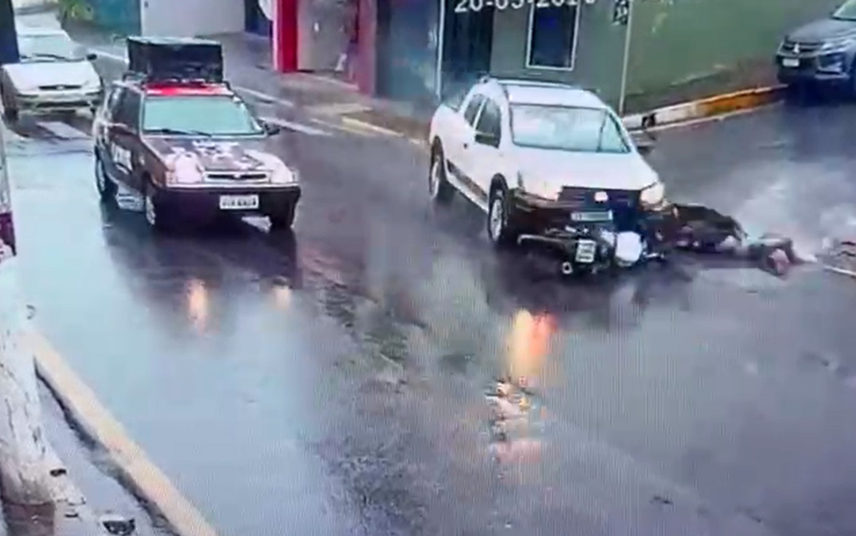 VÍDEO: Motociclista fica ferido após batida com carro no Centro de Lavras; chuva teria causado queda