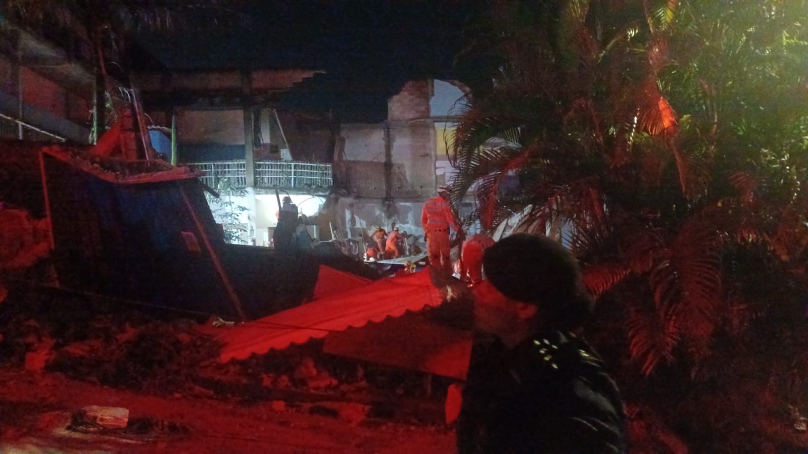 Asilo desaba e deixa soterrados em Belo Horizonte, MG