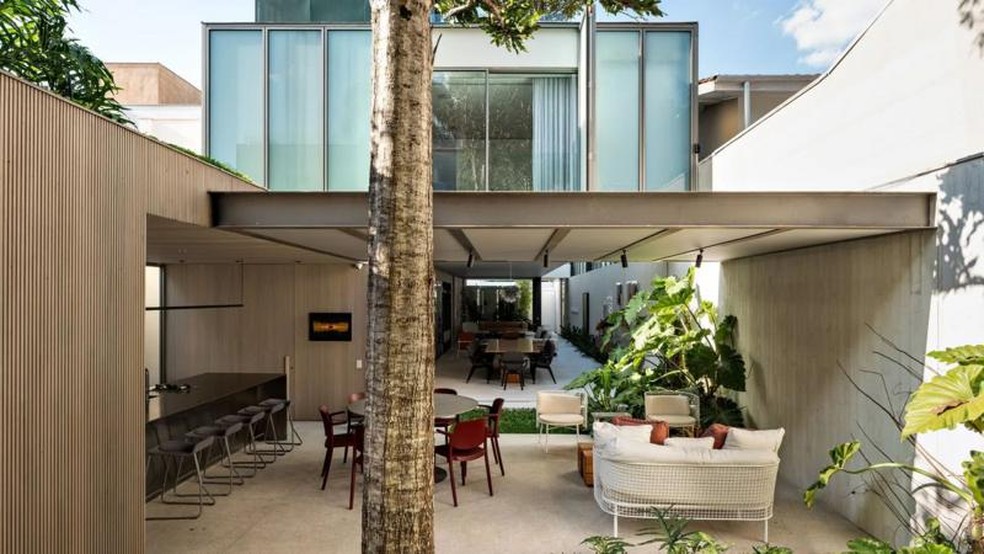 A geométrica casa LRM, do Studio AG Arquitetura em São Paulo, é repleta de luz e tem uma sala aberta — Foto: BBC