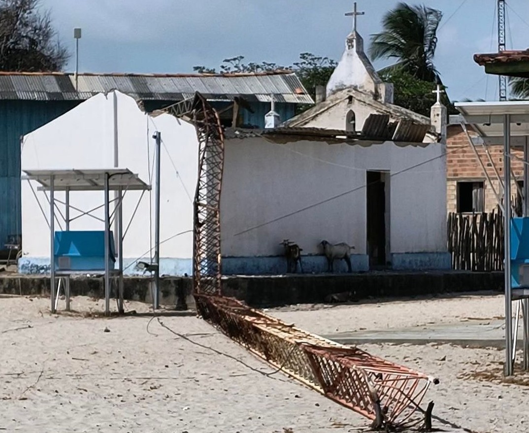 VÍDEO: Torre de comunicação cai em cima de igreja católica no interior do Maranhão; não há registro de feridos