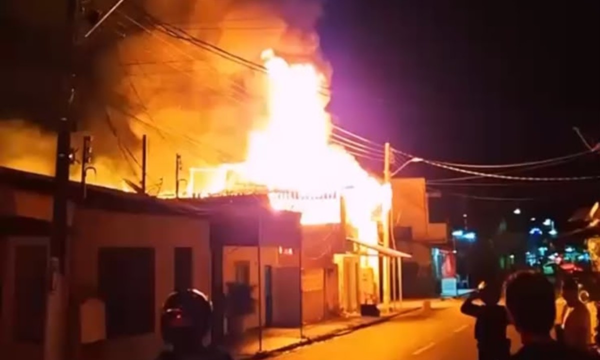 Incêndio atinge residência no Centro de Parintins, no Amazonas; VÍDEO