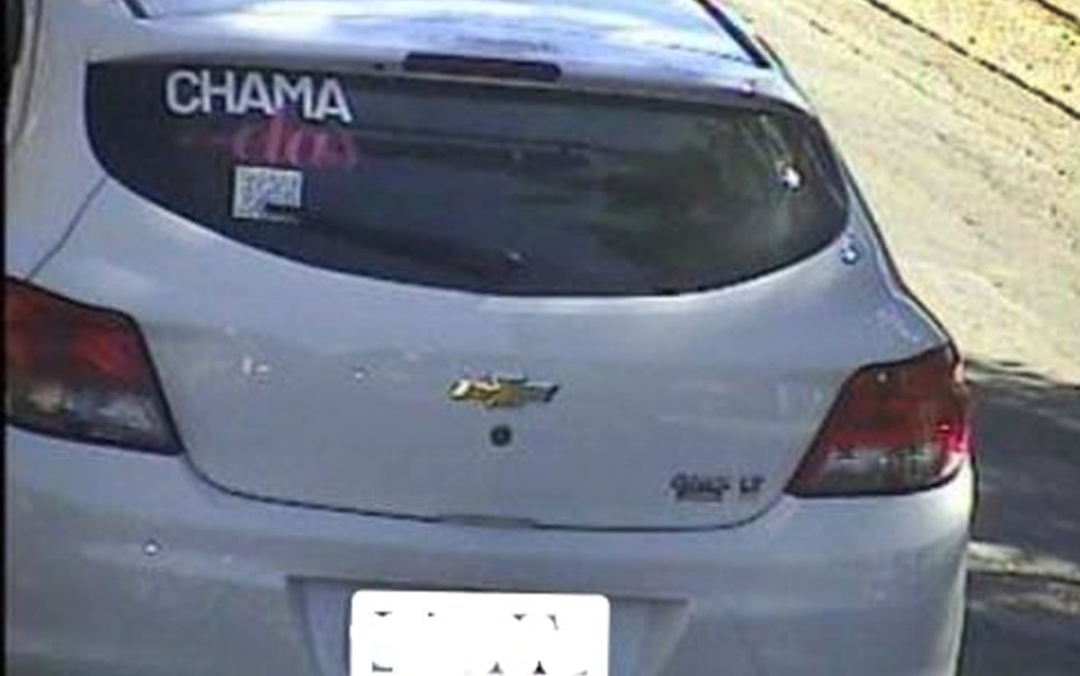 Motorista de carro de aplicativo pula de carro em movimento após ser vítima de assalto em Poços de Caldas — Foto: Divulgação