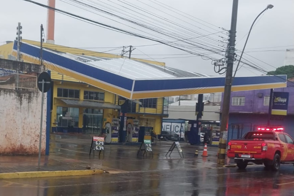 Teto de posto de combustíveis desaba durante forte chuva em Campo Grande