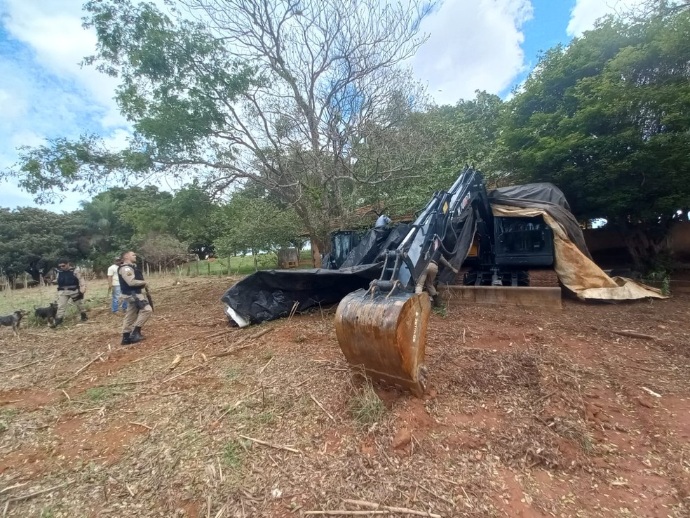 M&aacute;quinas agr&iacute;colas apreendidas &mdash; Foto: PM/Divulga&ccedil;&atilde;o