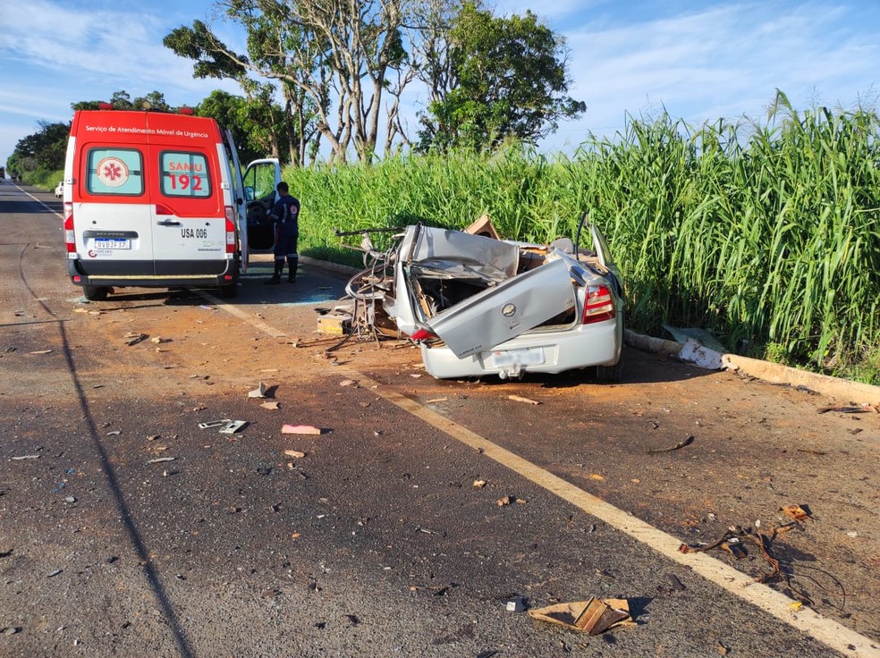 Carro que bateu frontalmente com caminhão na BR-146 — Foto: Corpo de Bombeiros/Divulgação