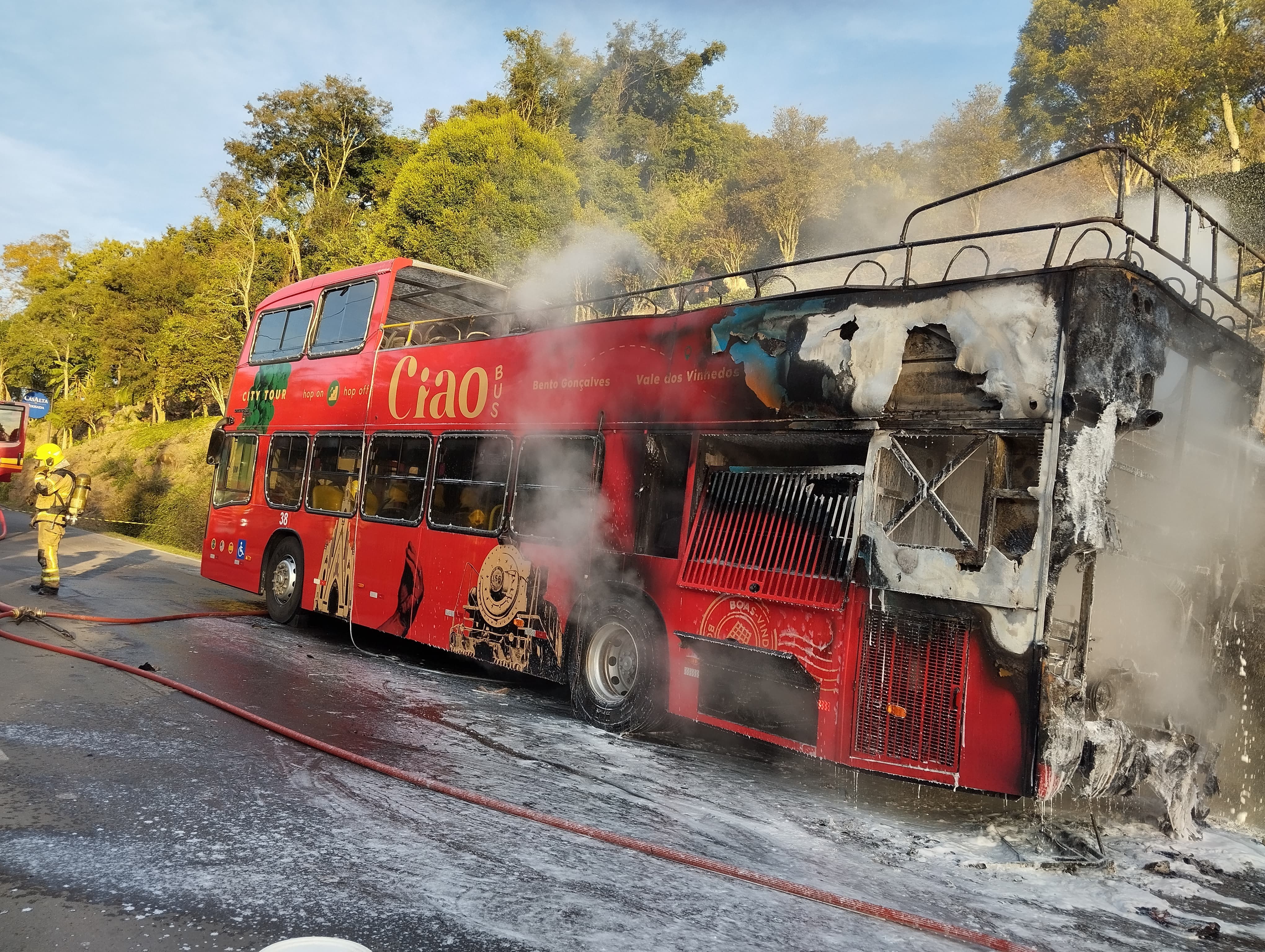 Ônibus de turismo pega fogo no Vale dos Vinhedos, em Bento Gonçalves 
