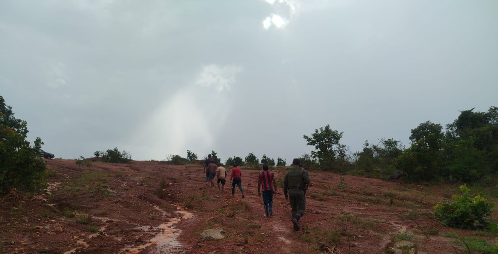 Trabalhadores foram flagrados explorando ouro em Várzea Grande (MT) — Foto: Polícia Militar