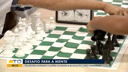 Estudantes conhecem xadrez na escola e se apaixonam pelo esporte da mente