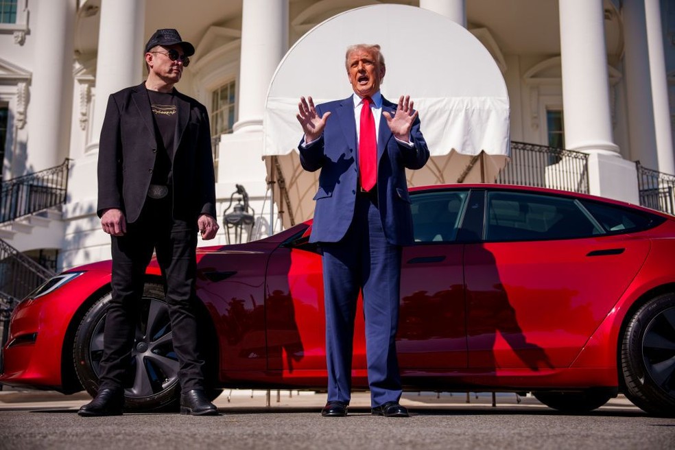 Trump agora ameaça vender o carro Tesla que comprou recentemente de Musk. — Foto: Getty Images via BBC