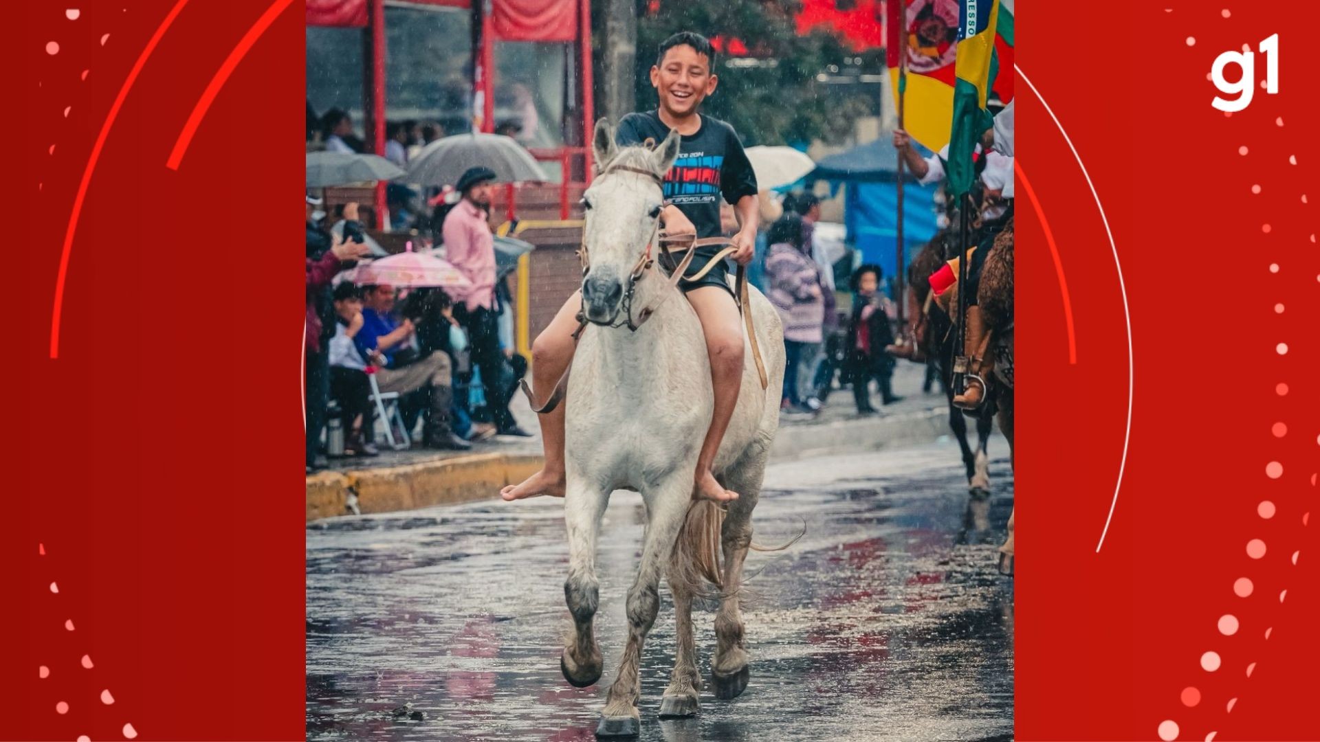 'Menino do sorriso' que emocionou em Desfile Farroupilha sonha em ganhar cavalo e pilcha