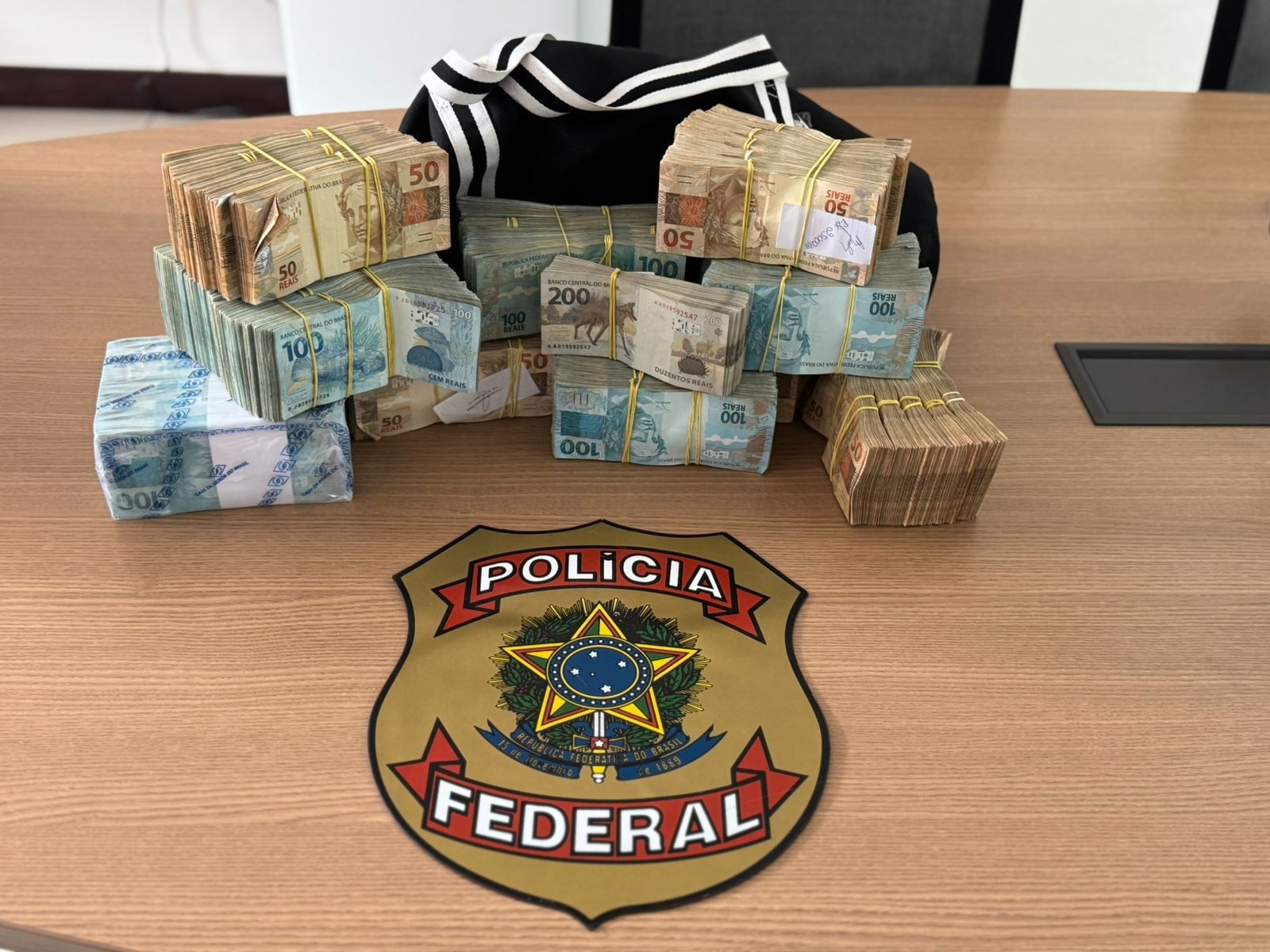 Médico suspeito de lavagem de dinheiro e corrupção é preso com R$ 500 mil dentro de mochila, em Maceió