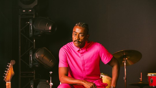 Seu Jorge fala do 1º álbum de inéditas em 10 anos: 'Não podemos rebaixar o nível da poesia da MPB' - Em entrevista ao podcast g1 Ouviu, cantor e ator explica inspiração do novo trabalho 'Baile à la Baiana' e fala dos bastidores para aprovar 'MTG Quem Não Quer Sou Eu', do DJ Topo.