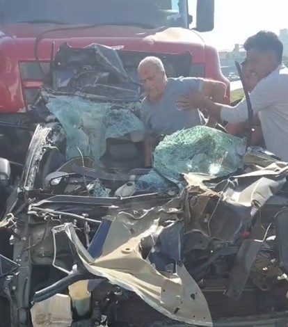 Vídeo mostra motorista saindo ileso de carro destruído após engavetamento na Fernão Dias