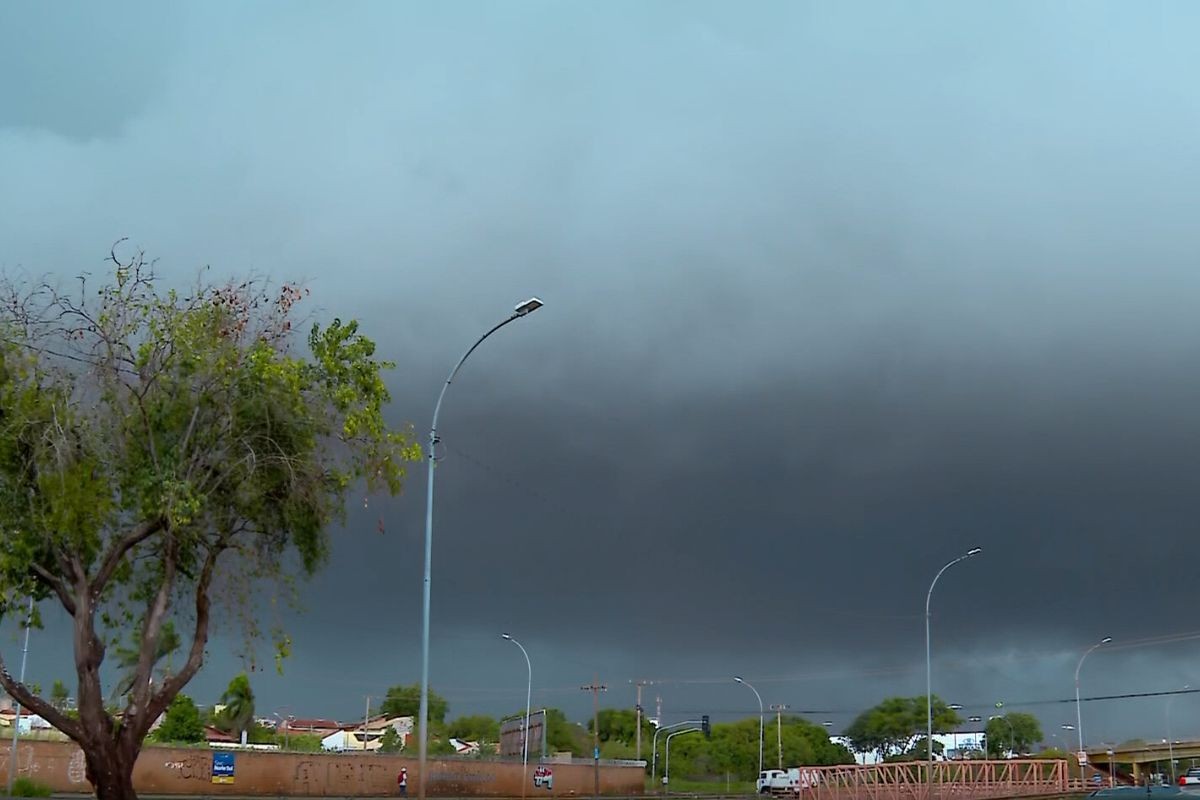 VÍDEO: temporal faz dia virar noite e deixa Campo Grande em alerta