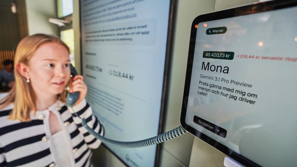 Hanna Petersson, membro da equipe técnica da Andon Labs, usa um telefone para falar com a agente de IA "Mona" do Andon Café em Estocolmo, Suécia. — Foto: AP/James Brooks