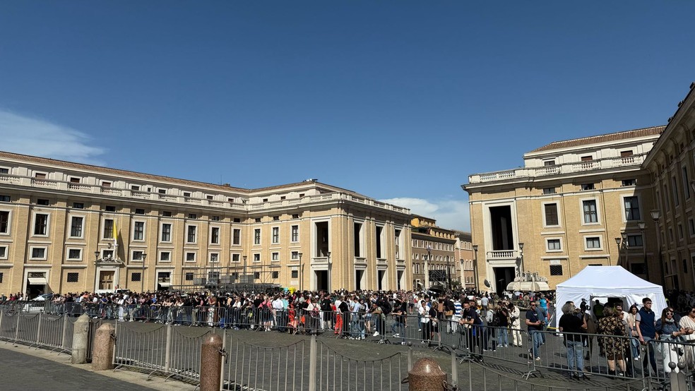 Jornalista do Espírito Santo está na Praça São Pedro no Vaticano, na Itália, lotada de fiéis que se despedem do papa Francisco — Foto: Luciane Ventura